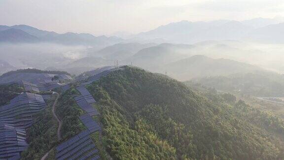 雾中山顶太阳能发电厂的鸟瞰图