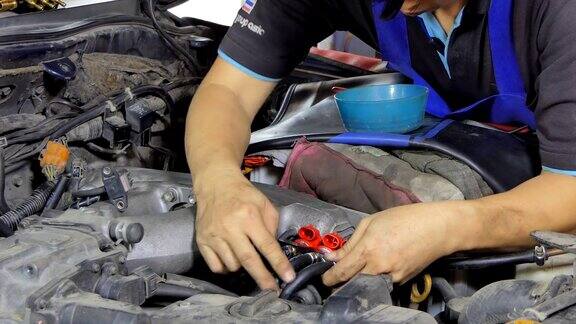 亚洲的发动机机械师正在维修发动机