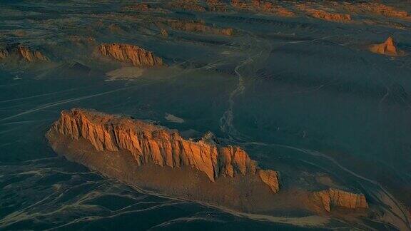 中国新疆日落时的戈壁沙漠鸟瞰图