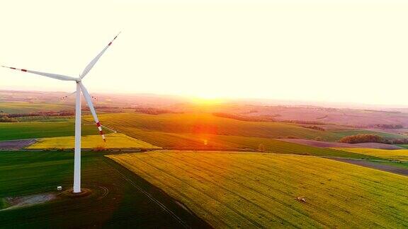 日落时风车涡轮机的无人机视图