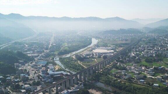 鸟瞰图的铁路桥穿越农村在福建中国