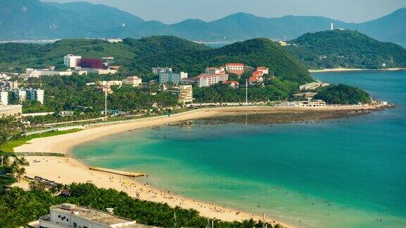 阳光明媚的一天三亚著名的大东海海滩屋顶全景4k时间推移海南岛中国