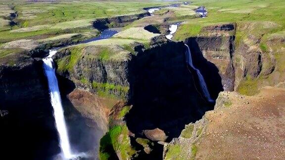 冰岛夏季海雾瀑布的鸟瞰图