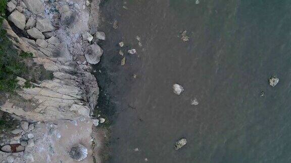 航拍无人机沿着海滩向前飞行相机向下指向