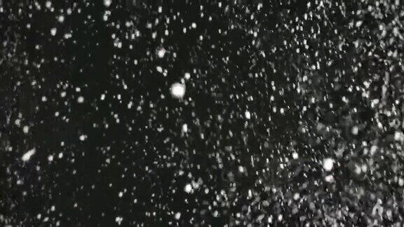 SLOMO落下的雪纹理背景上的黑色背景