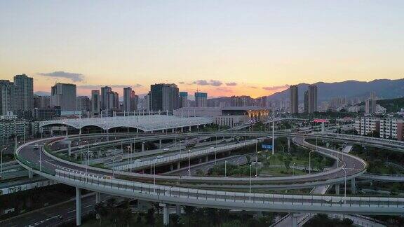 日落时俯瞰城市的高架立交桥
