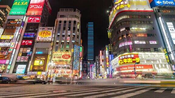 时光流逝:东京新宿歌舞伎町挤满了行人和游客