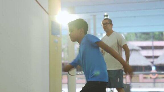 亚洲壁球教练指导教授他的学生壁球比赛展示他们