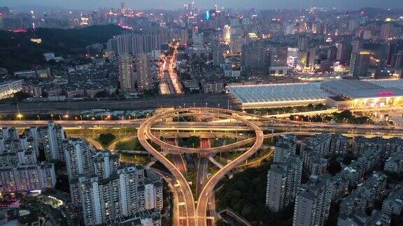 通过无人机的视角观赏城市立体高架道路夜景