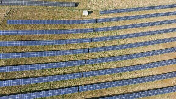 太阳能发电厂的鸟瞰图