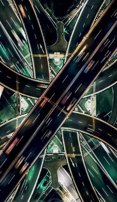 PAN无人机俯瞰天桥和城市夜间交通