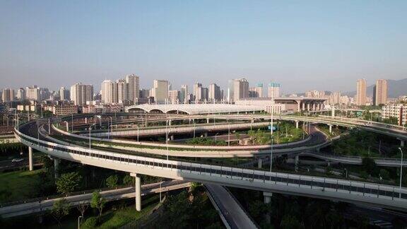 在阳光灿烂的日子里看看城市里壮观的立体高架道路