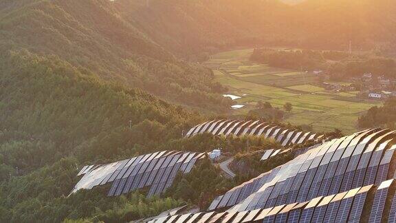 鸟瞰阳光明媚的山顶太阳能发电厂