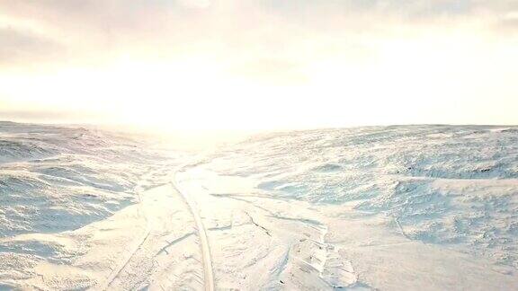 冰岛黄昏时蜿蜒的道路