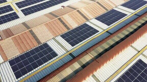 工业建筑屋顶太阳能电池板的鸟瞰图