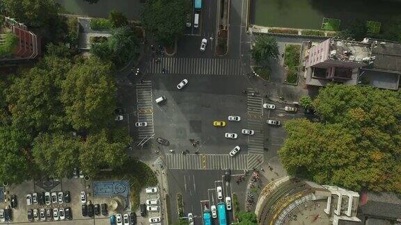 晴天飞行飞越南京市市中心交通街道十字路口高空俯视图4k中国