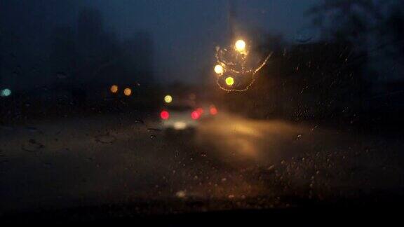 驾驶在清晨和雨天机架焦点