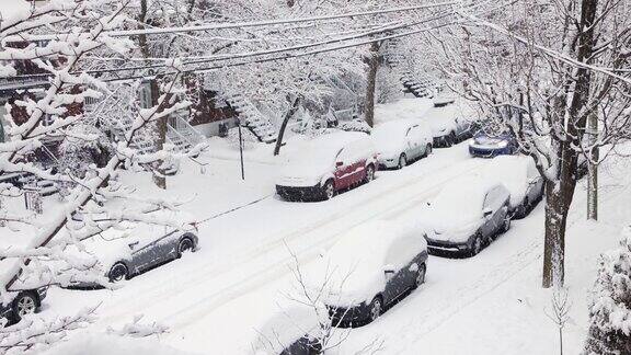 在暴风雪期间蒙特利尔罗斯蒙特地区住宅区街道的高架视图