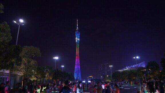 夜光照亮广州市著名的广州塔拥挤的广场全景4k中国