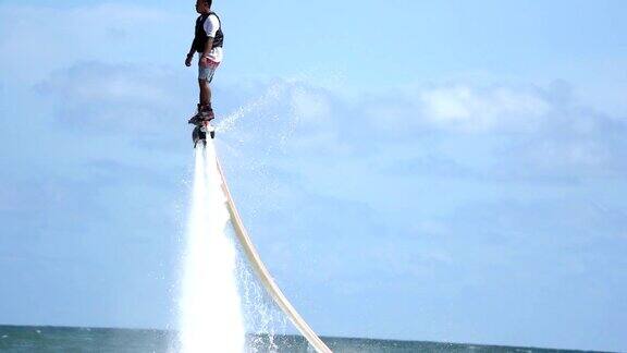 男子在水上极限运动flyboard摆姿势