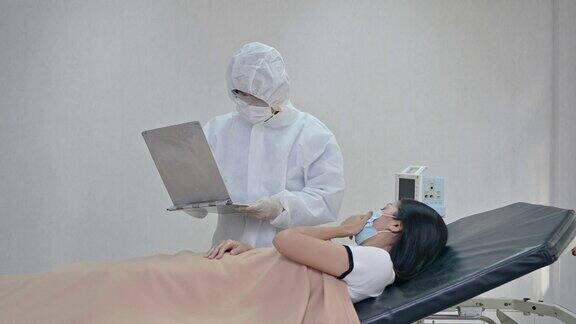 亚洲男性医生在隔离病房的病床上检查流感患者的症状并在检查表上写下信息