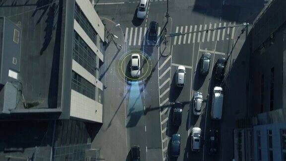 自上而下的无人机:白色自动驾驶汽车通过城市概念:人工智能扫描周围环境检测汽车避免交通堵塞和安全驾驶