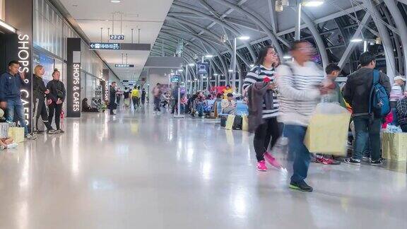 时光流逝:日本关西机场出发航站楼的旅客人群