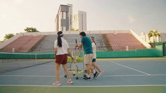 一群人走到网球场练习