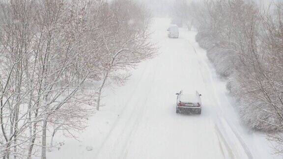 冬天的季节汽车在积雪的路上行驶