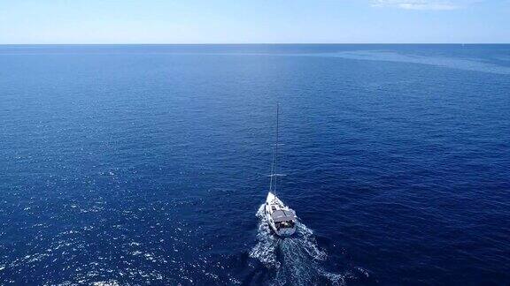 鸟瞰图的白色游艇运行在蓝色的海在黑山