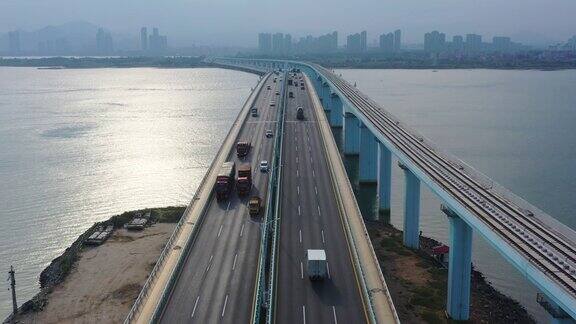 跨海大桥上的交通流量