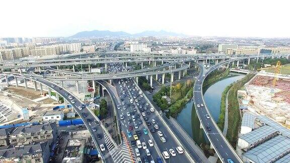 清晨现代城市中城区高架道路上繁忙的交通