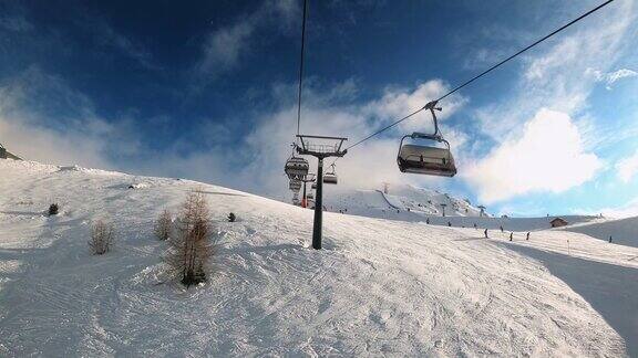 在意大利的Dolomites用于高山滑雪的缆车的FPVPOV