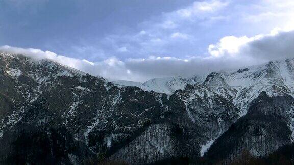 雪峰上的落云