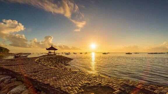 美丽的日出早晨在Karang海滩Sanur在巴厘岛印度尼西亚