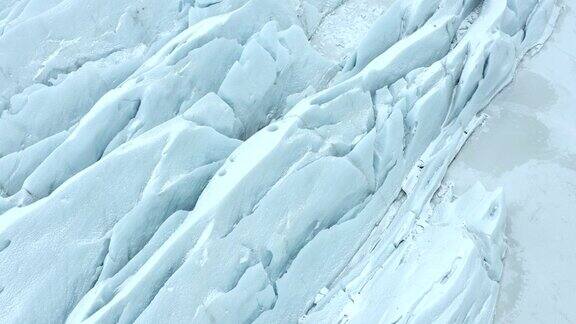 从空中看冰岛巨大冰川的锯齿状和撕裂的景观