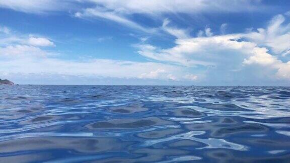 漂浮在蓝天白云的蓝海中