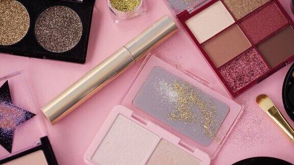 粉红色桌子上的一套化妆品俯视图
