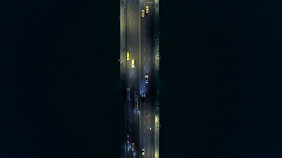 伊斯坦布尔夜间桥上的交通:空中从上到下