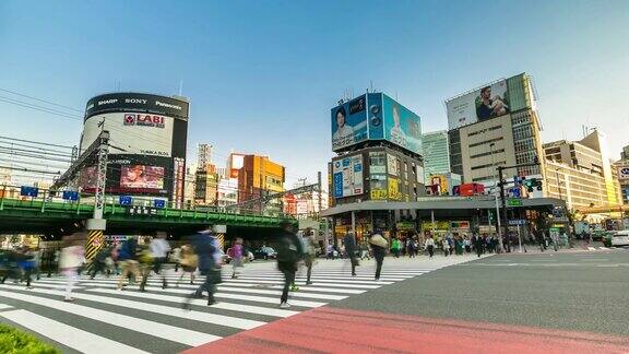 在新宿金融区步行购物