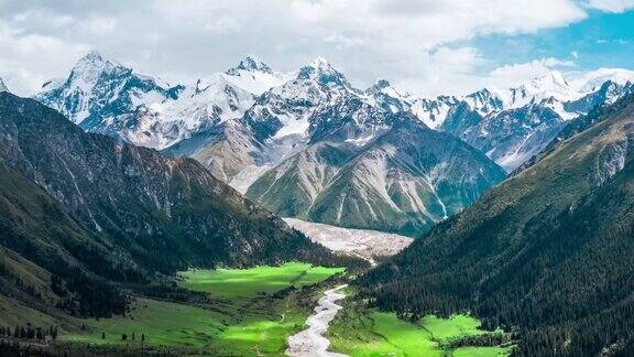 空中拍摄的新疆绿色草原和雪山景观