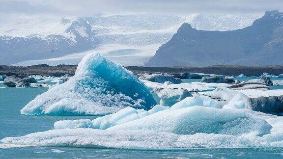 冰川泻湖与冰岛的冰山Vatnajokull冰帽的背景北极贼鸥水鸟飞越
