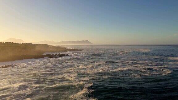 清晨拍摄的海浪拍打着好望角海岸线的视频