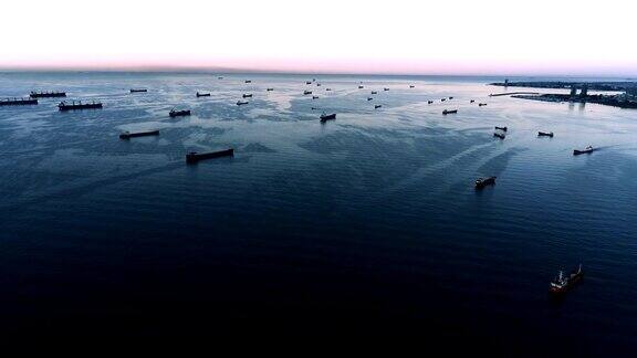 在伊斯坦布尔博斯普鲁斯的马尔马拉海无人机拍摄了许多抛锚停泊的船只