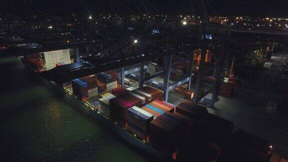 在工业港口装载货物集装箱进船的夜晚特写镜头