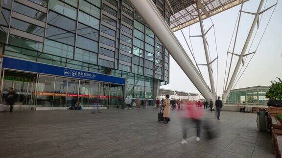 南京白天时间主要火车站前门拥挤延时全景4k中国