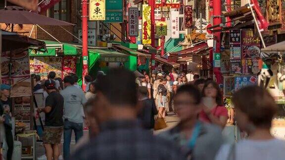 时光流逝:日本神户南町中国城拥挤的游客