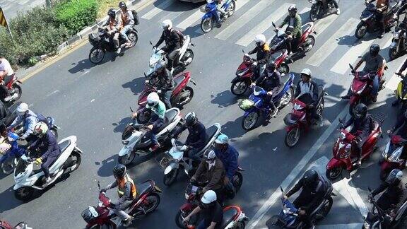 曼谷城里成群的人骑着摩托车