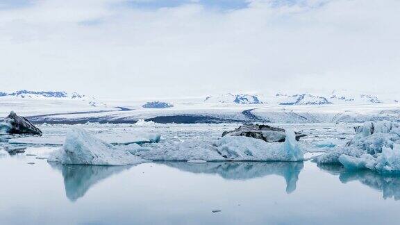 冰岛冰川湖Jokulsarlon水中漂浮着冰山
