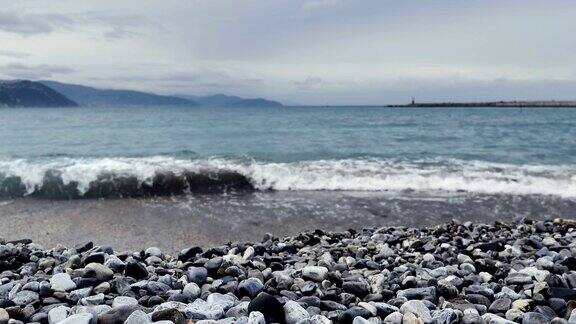 海浪卷起的石头海滩的特写镜头